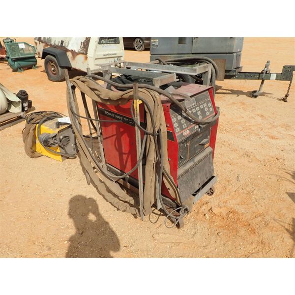 LINCOLN ELECTRIC SQUARE WAVE TIG WELDER (B3)