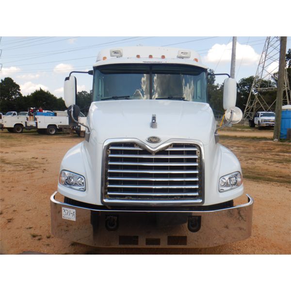 ●KING J MACK 2001 MACK CX613 Sleeper Truck - J.M. Wood Auction Company, Inc.
