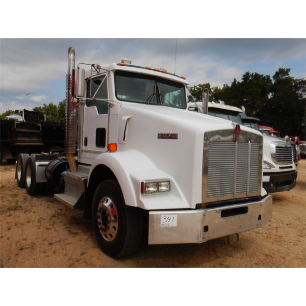 2011 KENWORTH T800 Day Cab Truck