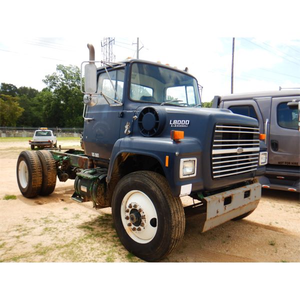 1989 FORD L8000 Cab and Chassis Truck