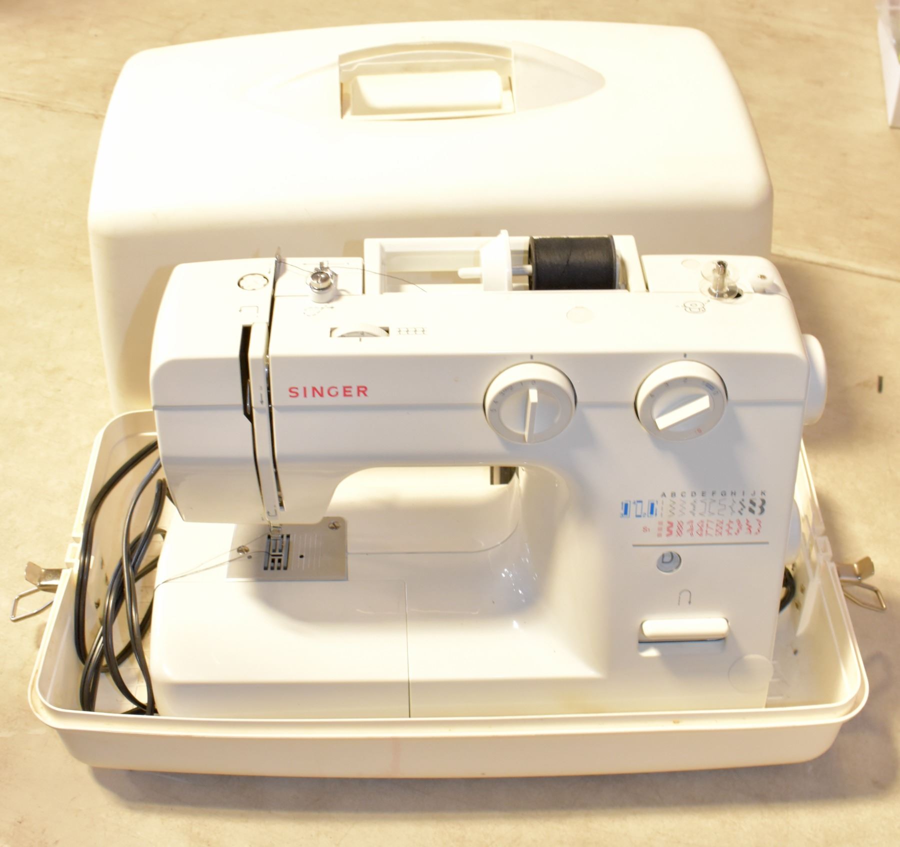 SINGER SEWING MACHINE PLUS CASE