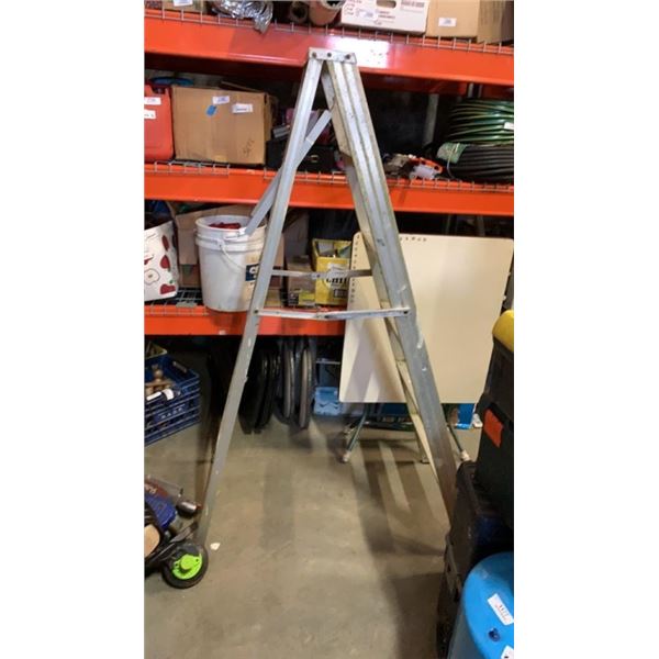 6 FOOT ALUMINUM A FRAME LADDER