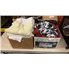 Image 1 : 2 BOXES OF TOWELS AND LINENS