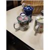 Image 2 : WICKER BASKET OF EASTERN MUGS