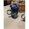 Image 8 : WICKER BASKET OF EASTERN MUGS