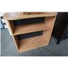 Image 2 : MAPLE FINISH SHELF AND DECORATIVE BOX