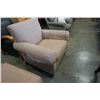 Image 2 : HICKORY CHAIR UPHOLSTERED ARMCHAIR AND OTTOMAN