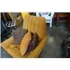Image 2 : MID CENTURY FUZZY CHAIR WITH THROW PILLOWS