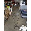 Image 2 : FEMALE MANNEQUIN AND METAL CLOTHING DISPLAY STAND