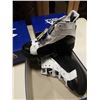 Image 2 : 3 NEW PAIR OF LA GEAR SIZE 21/2 KIDS SHOES