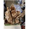 Image 2 : TRAY AND BAG OF VASES AND DECOR