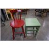 Image 1 : GREEN ENDTABLE AND RED KIDS CHAIR