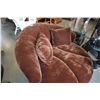 Image 2 : SEARS ROUND MID CENTURY CHAIR WITH THROW PILLOWS