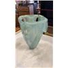Image 2 : COLORED GLASS VASE AND 2 FISH FIGURES