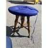 Image 2 : Stool and cushion