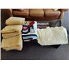 Image 1 : Assorted Blankets and Comforters