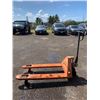 Image 8 : (Kauai) Pallet Jack 5500lbs Capacity (Works, One Fork Slightly Bent)