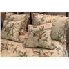 Image 1 : Plush Queen-Size Comforter and 4 Decorative Pillows (Lrg Pillows - 30" x 22", Sml Pillows 18" x 18"