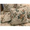 Image 2 : Plush Queen-Size Comforter and 4 Decorative Pillows (Lrg Pillows - 30" x 22", Sml Pillows 18" x 18"