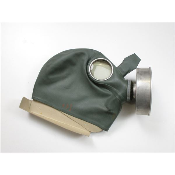 WWII GERMAN TYPE GAS MASK