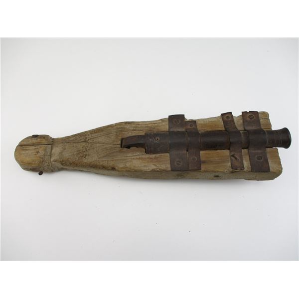 4/10 , UNKNOWN CANNON , MODEL: SIGNAL TYPE , CALIBER: APPROX. 52 CAL