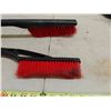 Image 5 : 2 Vehicle Snow Brushes/Scrapers