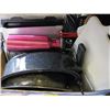 Image 2 : 2 BOXES OF MISC. ENAMEL ROASTING PANS, MUFFIN TINS, ETC.