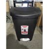 Image 1 : Rubbermaid Pedal Premium Garbage Can with Liner Lock (49.2L)