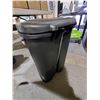 Image 3 : Rubbermaid Pedal Premium Garbage Can with Liner Lock (49.2L)