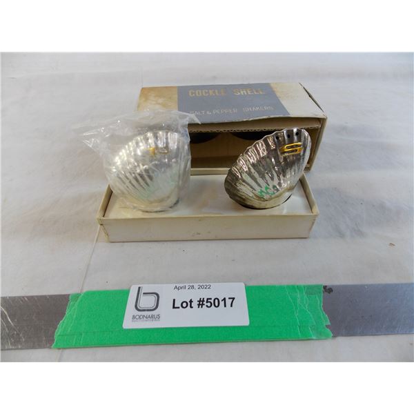 Cockle Shell Salt & Pepper shakers in original box (japan)