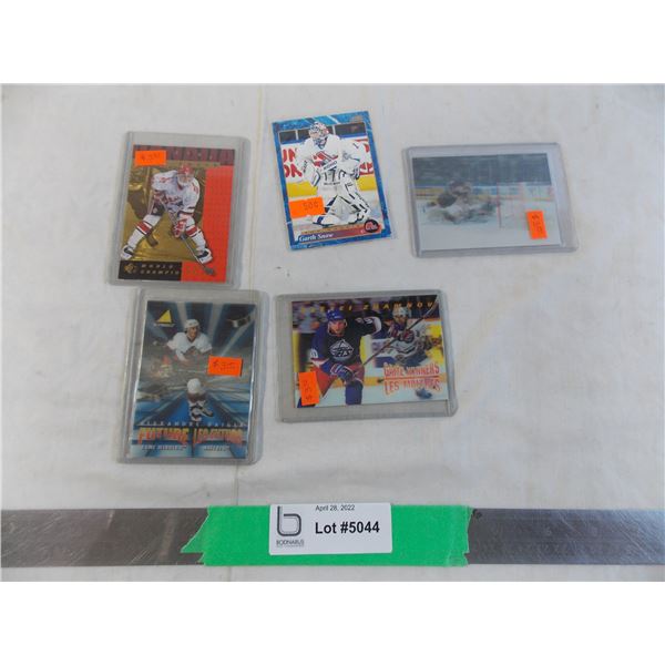 (5) Hockey cards in sleeves