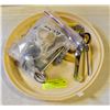 Image 1 : PLASTIC LOT CONTAINING VARIOUS KITCHEN ITEMS