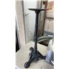 Image 2 : PROPANE BBQ AND METAL PEDESTAL BASE