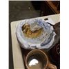 Image 2 : 2 TRAYS OF FIGURES, GLASS BOWLS, DIXON ART STUDIOS 22KT PAINTED SWAN PLANTER, STEIN