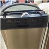 Image 2 : FRIGIDAIRE BLACK AND STAINLESS APPARTMENT SIZE BUILT IN DISHWASHER - WORKING
