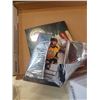 Image 8 : BOX OF SPORTS CARDS AND COLLECTIBLES