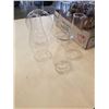Image 2 : 3 GLASS OIL LAMPS AND 7 EXTRA CHIMNEYS