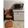 Image 1 : Microwave and Chair