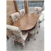 Image 2 : Dining Room Table with 6 Upholstered Chairs