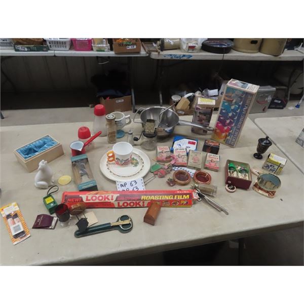 Household Product, Kitchen Wares, Portable Sewing Machine, New Old Stock Souvenir Salt + Pepper Shak