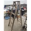 Image 2 : Wooden Step Ladder