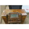 Image 2 : Stand-up Vintage Radio - Viking/Eaton - 37x29x13"