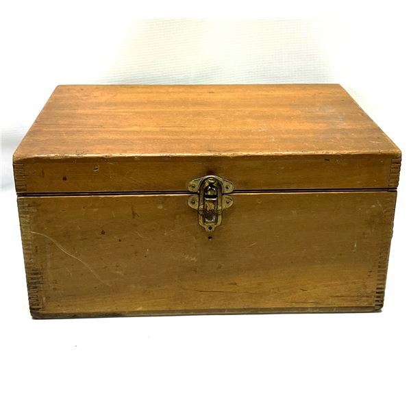 Vintage Wooden Keepsake / Storage Box (Approx: 12x8.5" & 6"T)