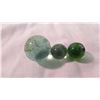 Image 3 : (2) marbles with flaws