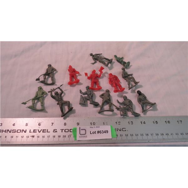 (13) Vintary army men