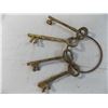 Image 4 : (4) Large Brass Skeleton keys on ring - 5.5" to 6.5" long
