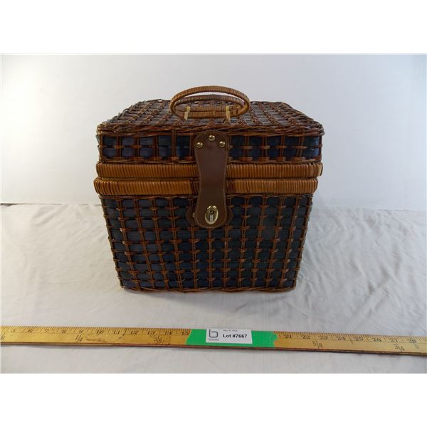 Wicker picnic basket - 13x11x12