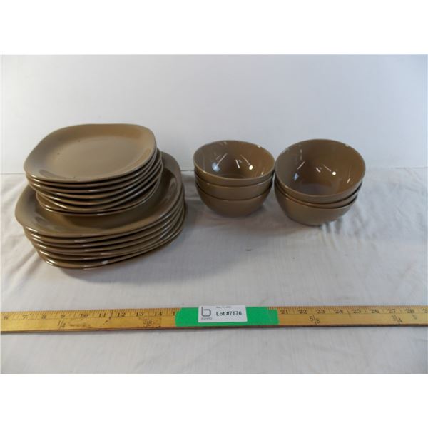 (22) pieces of brown dishware