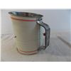 Image 5 : Vintage flour sifter