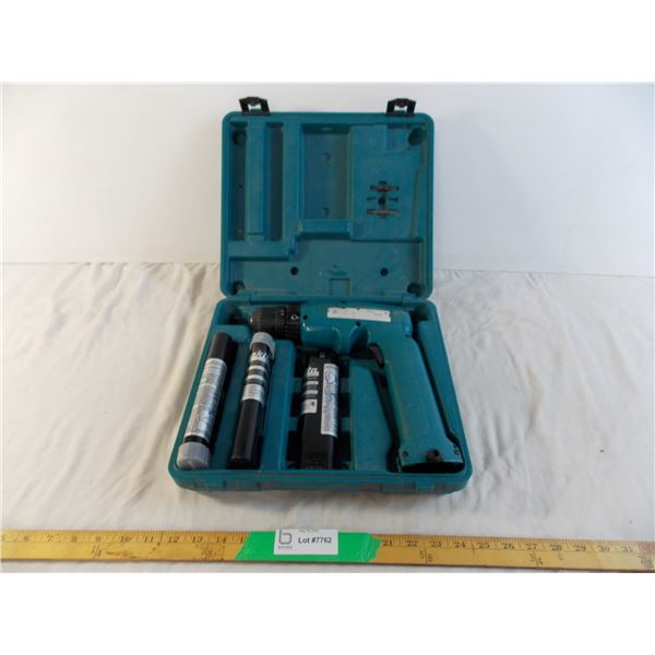 Makita Drill in case with 3 batteries (not working, missing charger)